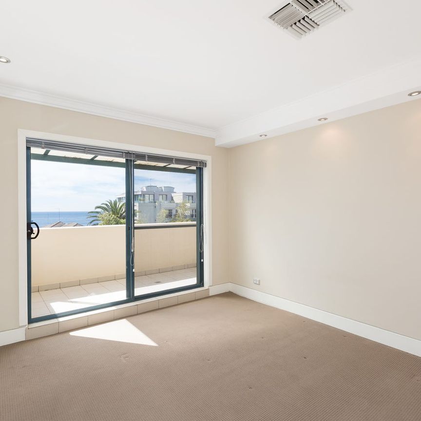 Moments to beaches and Cronulla Central – Spacious Penthouse Living - Photo 1