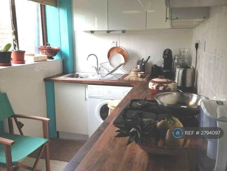 3 bedroom semi-detached house to rent - Photo 5
