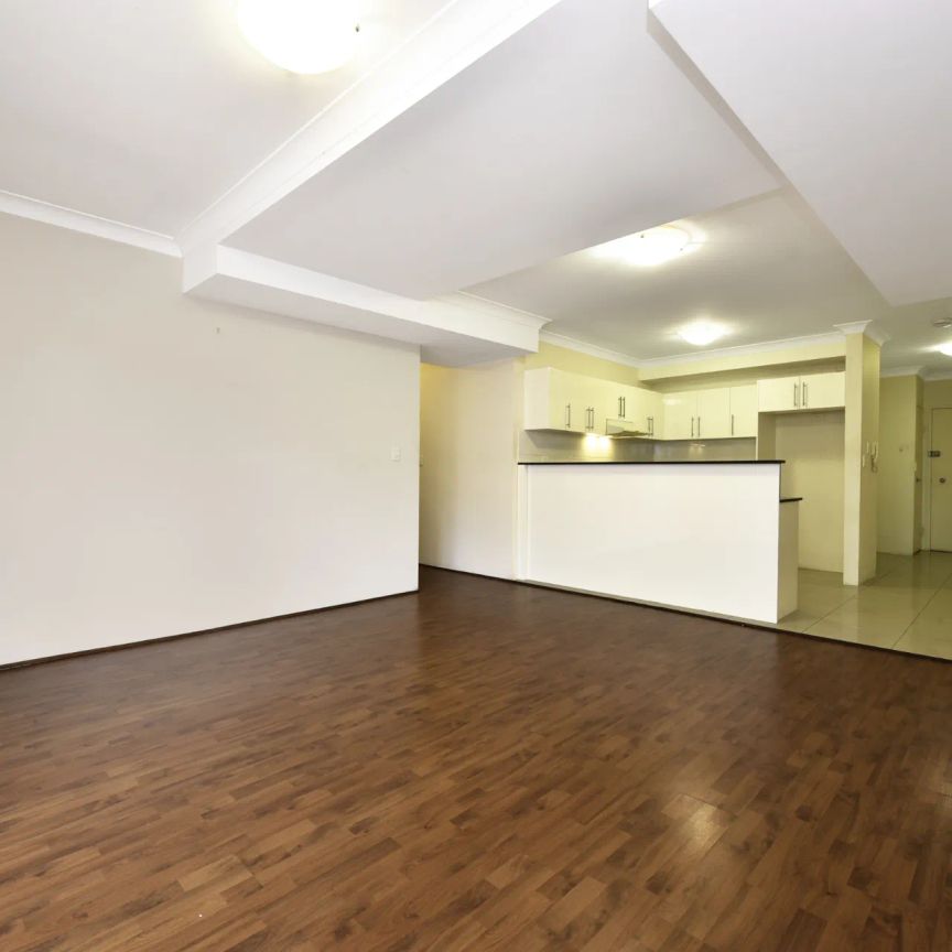 Modern two bedroom apartment in a convenient setting - Photo 1