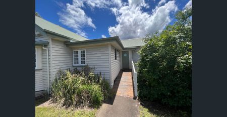 Furnished Bedroom with AIRCON in the heart of Indooroopilly - Photo 4