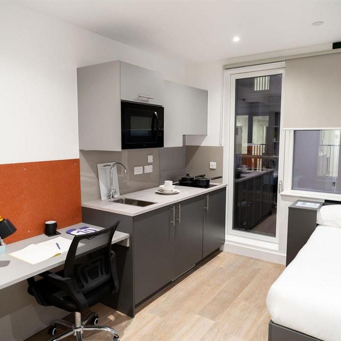 1 bedroom in a flat share to rent - Photo 1