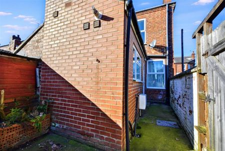 2 bedroom end of terrace house to rent - Photo 4