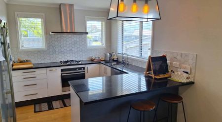Modern 4 Bedroom Home - Photo 4