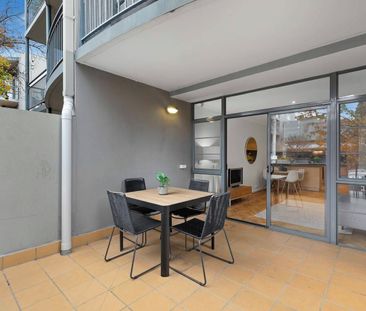 Courtyard with Convenient Direct Street Access - Photo 4
