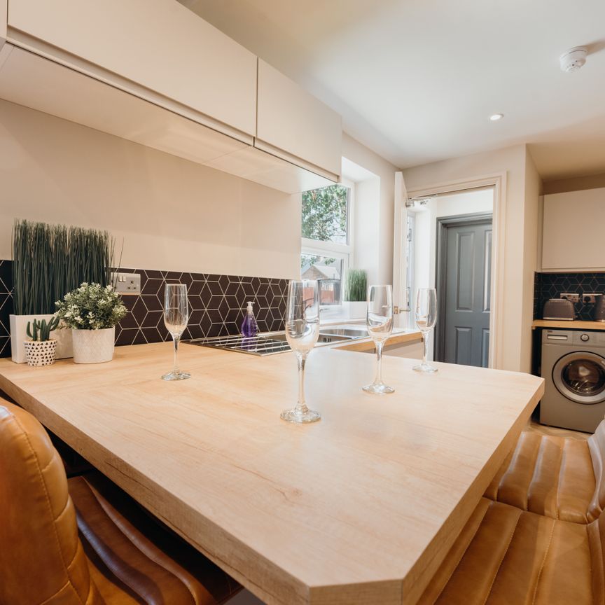 A LUXURY STUDIO EN-SUITE ROOM complex, consisting of fully furnished large studio style rooms. In the heart of Tamworth Town Centre, - Photo 1