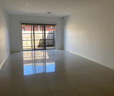 Contemporary & Spacious - Photo 6