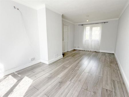 3 bedroom end of terrace house to rent - Photo 2