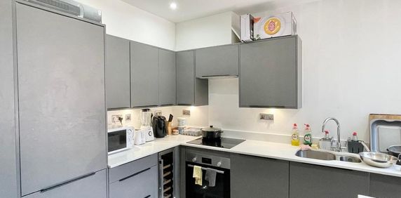 1 bedroom in a flat share to rent - Photo 2