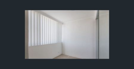 Light-Filled Apartment with Middle Harbour & District Views - Photo 2