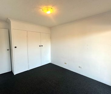 3 Bedroom Unfurnished Top Floor Apartment in the Heart of Burleigh ... - Photo 1