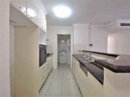 Unfurnished 2 bedroom plus car space for rent in the heart of CBD! - Photo 5