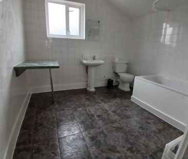 3 Bed Semi-Detached House, Perth Road, E13 - Photo 4