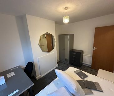 3 Bed Flat, University Area Available Now, RG6 - Photo 5