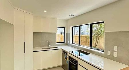 Stunning New 5-Bedroom Home in Otahuhu - Photo 2