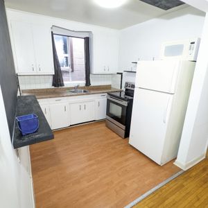 2bd, 1Bath 5 minutes walk to Eglinton W Subway - Photo 2