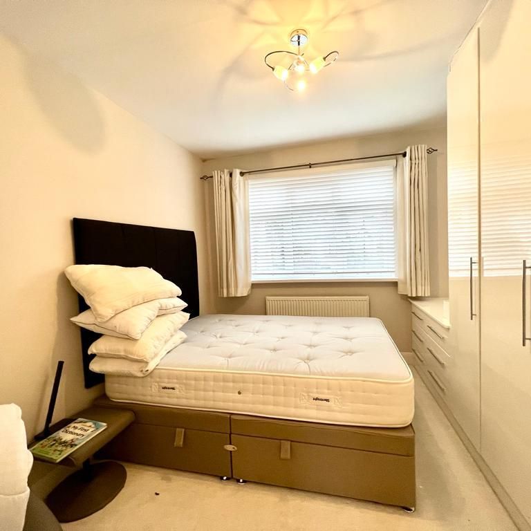 8 bedroom semi-detached house to rent - Photo 1