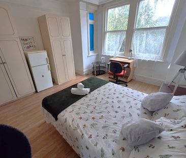 Dreamwood, Bournemouth, BH8 - Photo 3