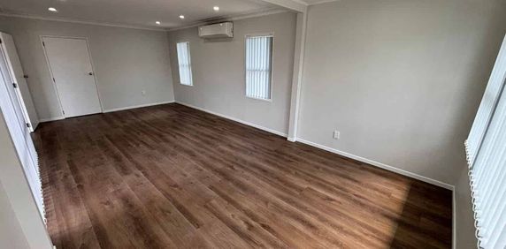 Newly Renovated 3 Bedroom House - Photo 2