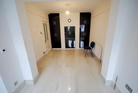 4 bedroom semi-detached house to rent - Photo 2