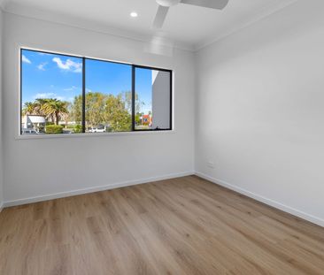 Stylish Townhouse with Parking, Boardwalk Proximity, and M1 Conveni... - Photo 4