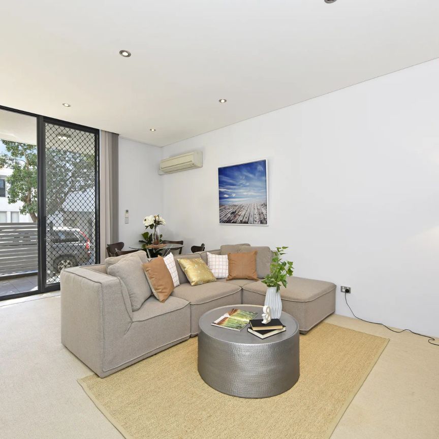 Townhouse style apartment with private street access - Photo 1