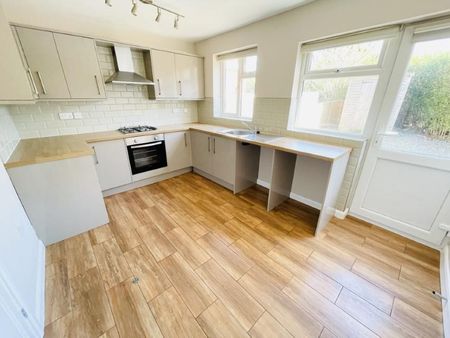 3 bedroom semi-detached house to rent - Photo 4