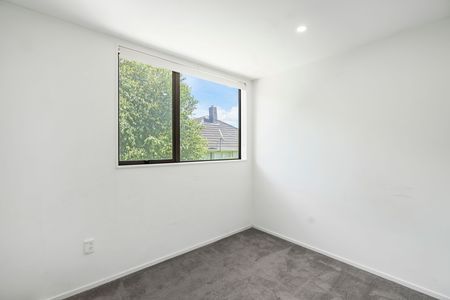 Four Bedroom Townhouse - Photo 3