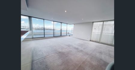 Penthouse with spectacular water views, freshly painted with new carpet... - Photo 3