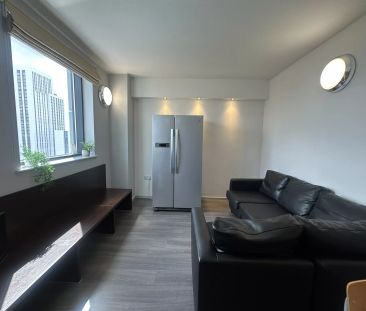 Large High Double Ensuite: Two Bed Flat - Photo 3