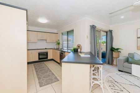 Spacious 4-Bedroom Home in Prime Greenview Estate - Photo 4