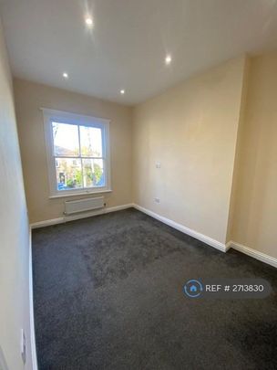 3 bedroom end of terrace house to rent - Photo 1