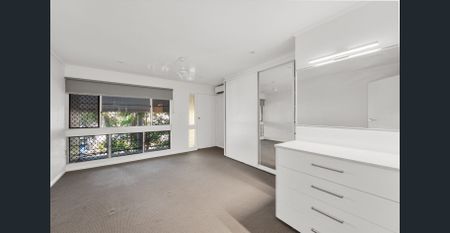 Spacious townhouse in a sought-after location - Photo 2