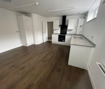 3 bedroom flat to rent - Photo 4