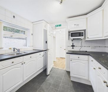 1 bedroom in a house share to rent - Photo 2