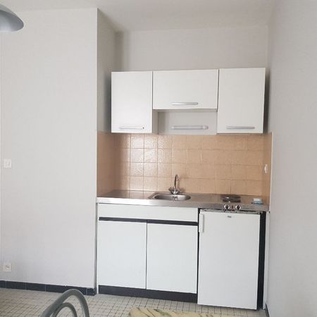 Location Appartement 1 pièce 16m² FONTENAY LE COMTE 85200 - Photo 3