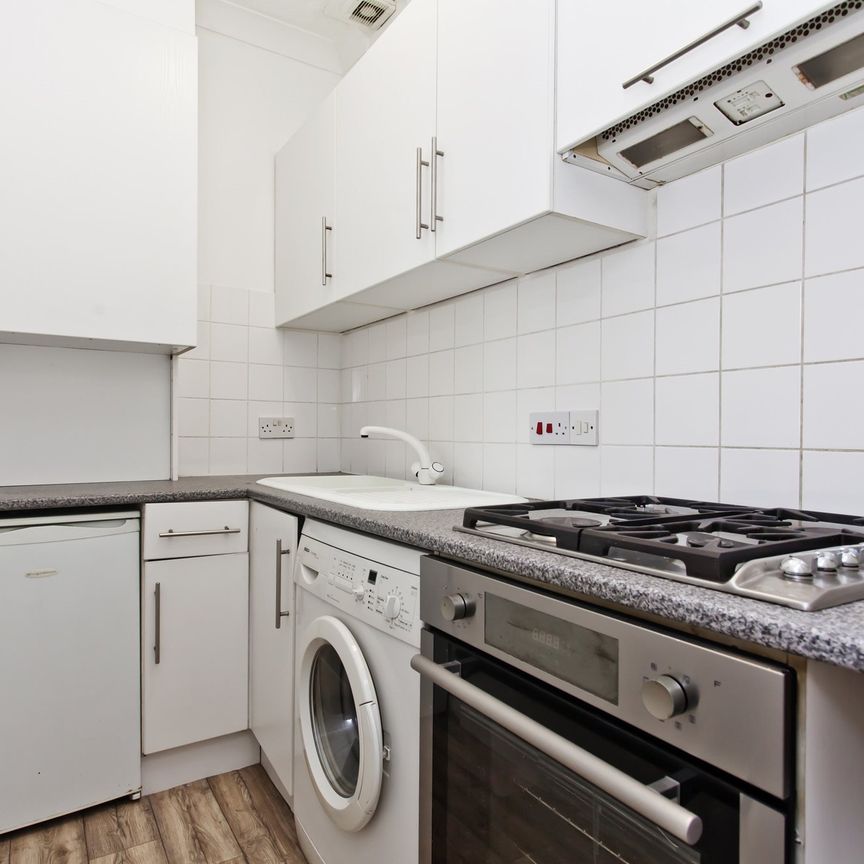 1 bed flat to rent in R L Stevenson Avenue, Bournemouth, BH4 - Photo 1