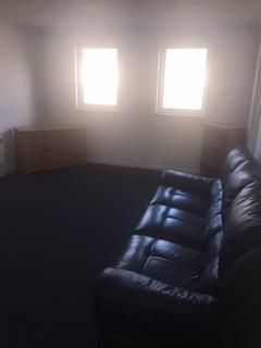 3 bedroom flat to rent - Photo 2