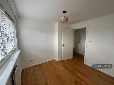 3 bedroom flat to rent - Photo 5