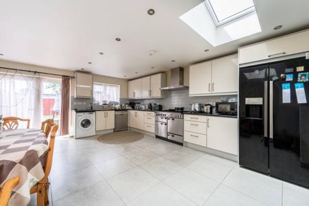 5 bedroom semi-detached house to rent - Photo 2