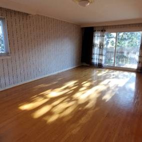 House for Rent - SUPER LOCATION - 5 mins to Sheppard West SUBWAY - Photo 1