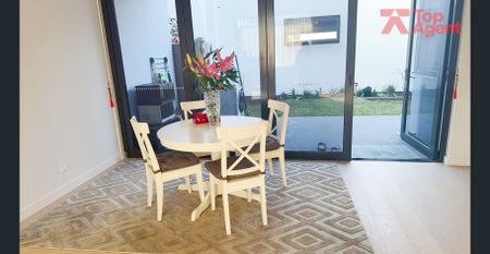 Luxury Master Bedroom for Rent in a Modern Townhouse – All Bills Included – Females Only - Photo 2