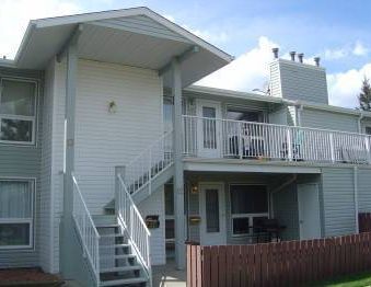 Only $1295 2 Bedroom Town Home! Great Location! | 2115 118 ST NW, Edmonton - Photo 1