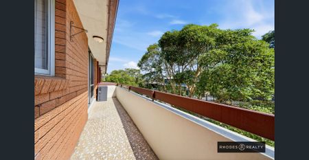 Bright and airy top floor apartment | Refreshed interiors | Super convenient location - Photo 2