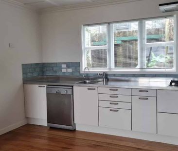 COSY THREE BEDROOM HOME - Photo 3