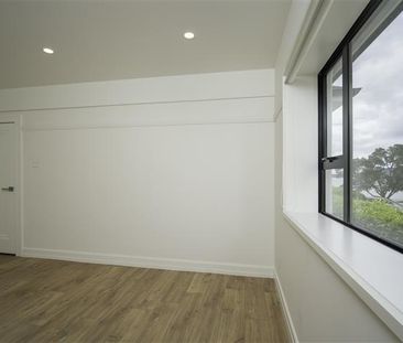 WATERFRONT APARTMENT - 2 BEDROOMS - UPSTAIRS REAR - Photo 6