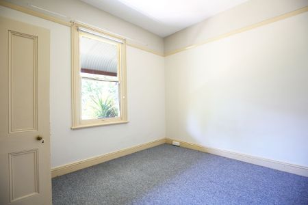 FAMILY HOME IN QUIET STREET - Photo 2