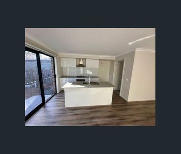 MODERN EXECUTIVE TOWNHOUSE! - Photo 5