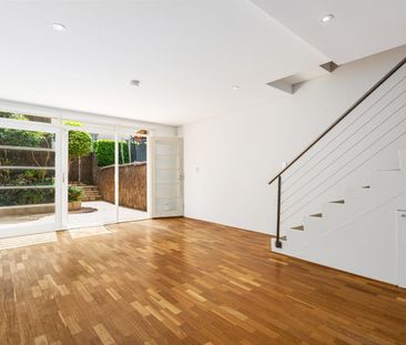 Bright and Spacious Modern Townhouse - Freshly Painted - Photo 3