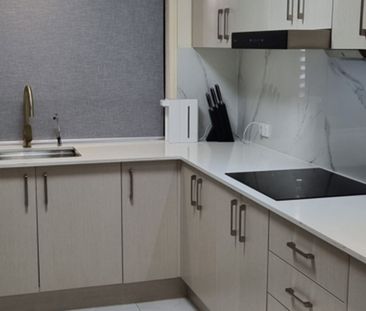 Modern Fully Renovated Townhouse in Prime Indooroopilly Location - Photo 6