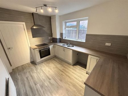 3 bedroom semi-detached house to rent - Photo 2